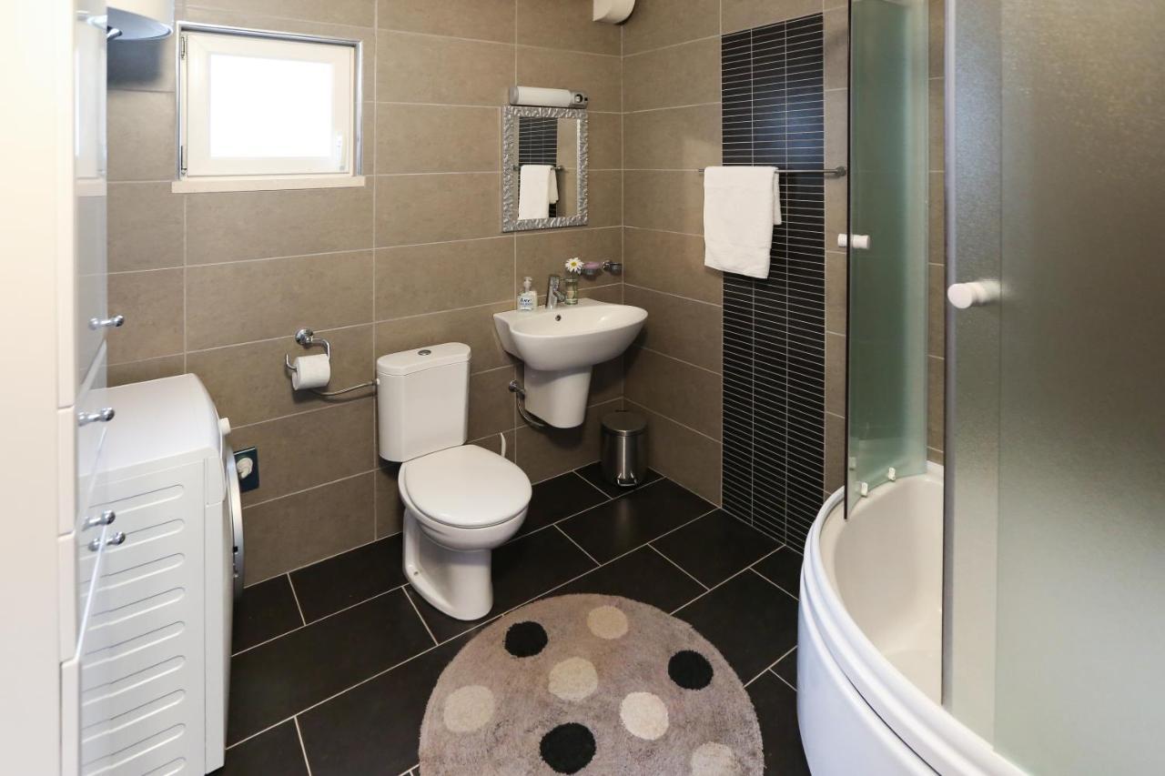 Spacious Apartment Lucia Prozura Luaran gambar