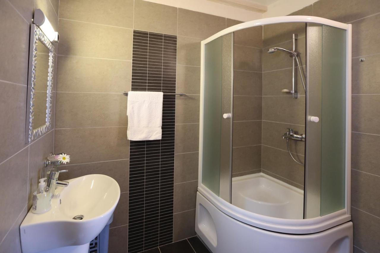 Spacious Apartment Lucia Prozura Luaran gambar